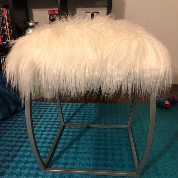 Uma faux fur footstool - Picture 6 of 8